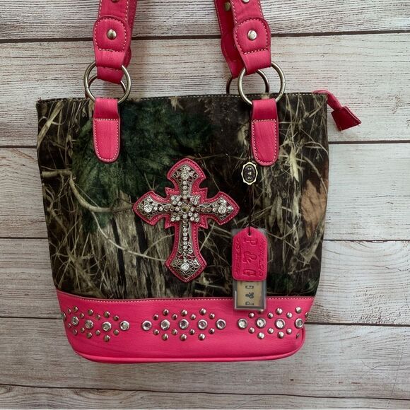 NEW WITH TAGS P‎ & G COLLECTION CAMO AND HOT PINK EMBELLISHED CROSS BAG - Picture 2 of 11